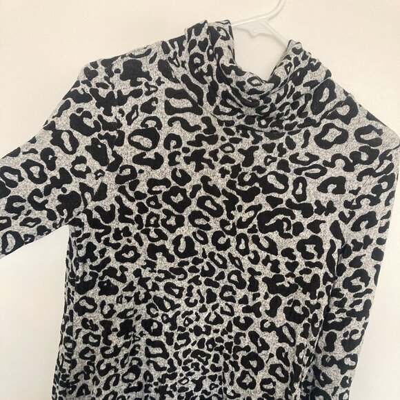 Dana Buchman Super Soft Animal Print BW Turtleneck NWT from Vintage Shop SM - Picture 2 of 3